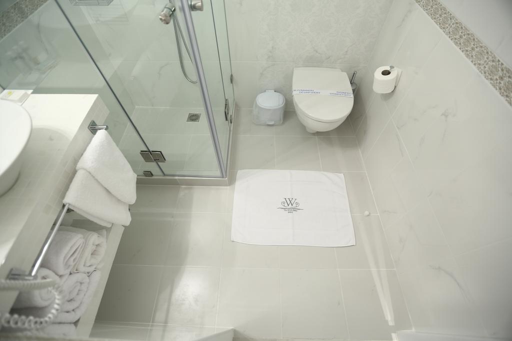 The White 2* Adamantas (Milos)