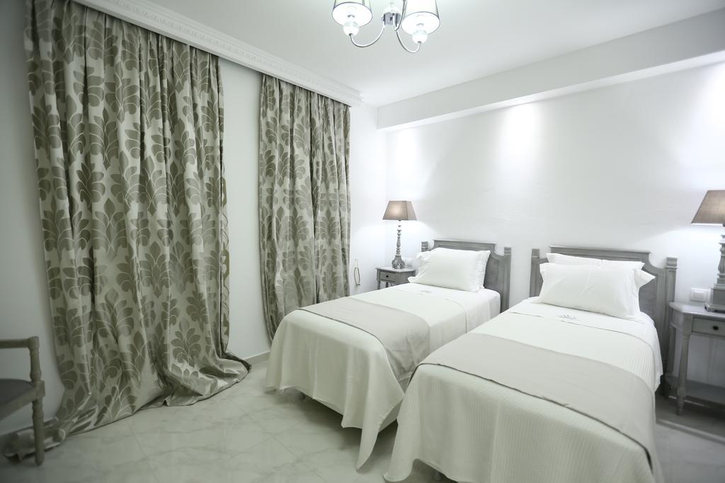 The White Bed & Breakfast Adamantas (Milos)