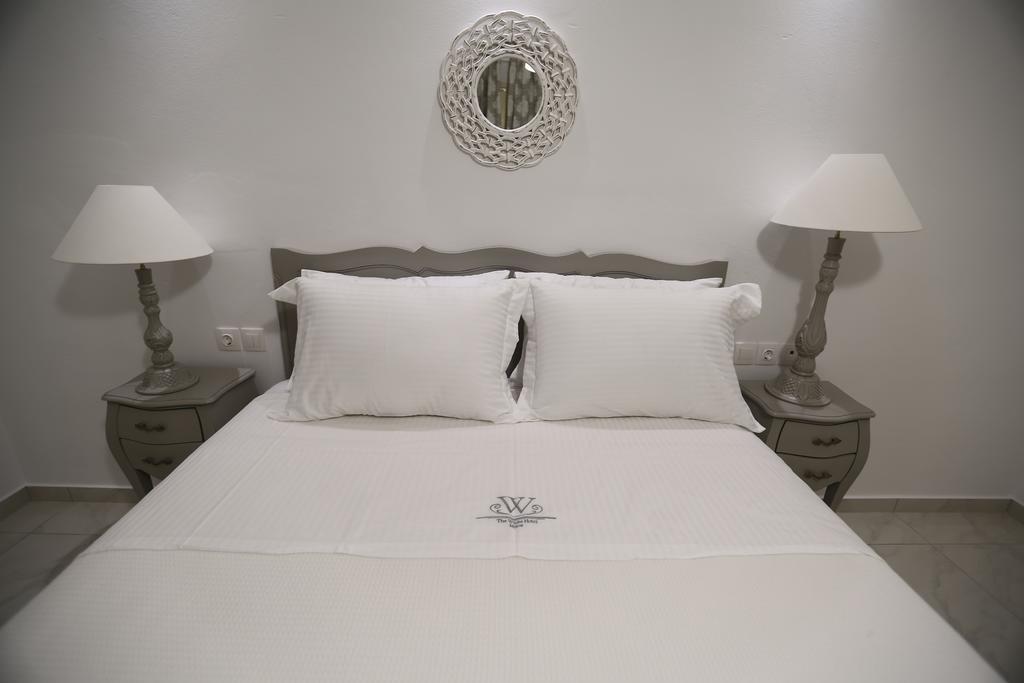 The White Bed & Breakfast Adamantas (Milos)
