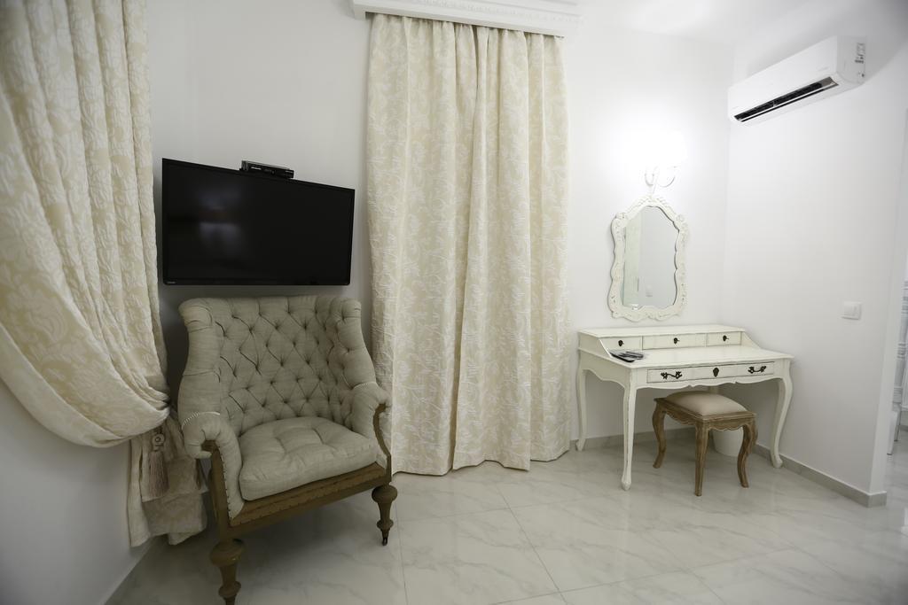 The White 2* Adamantas (Milos)