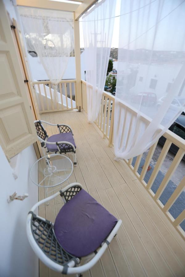The White 2* Adamantas (Milos)