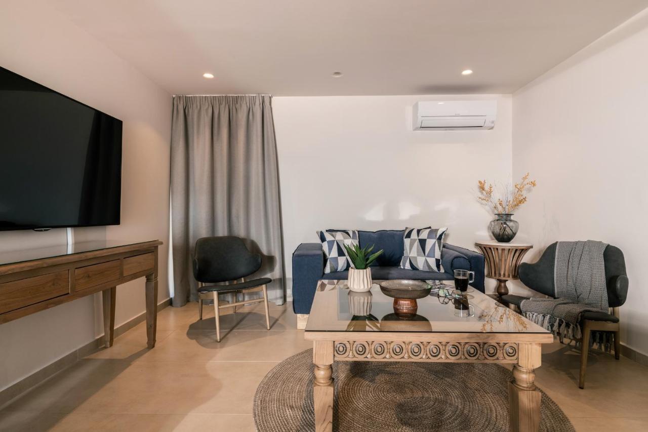 Phoenix Apartment *