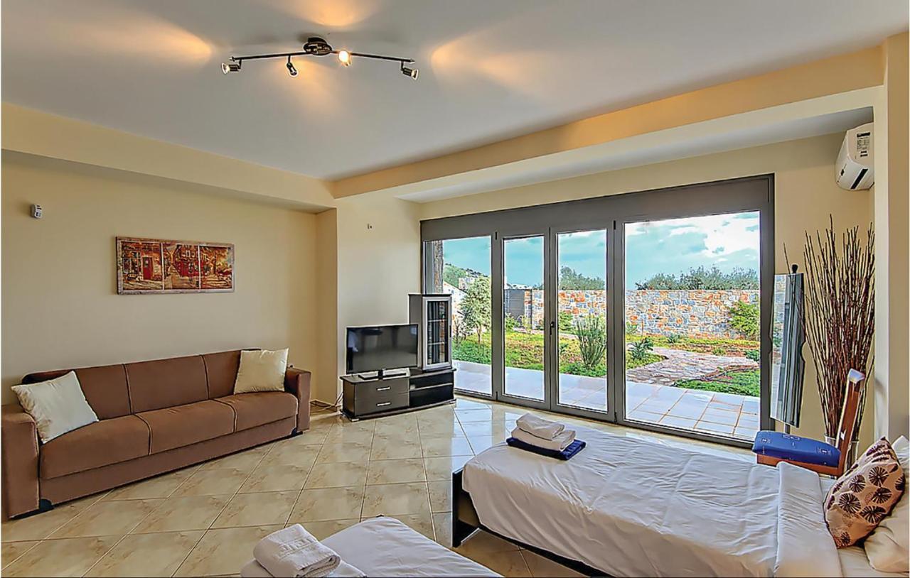 6 Bedroom Beautiful In Lasithi, Crete Holiday home *