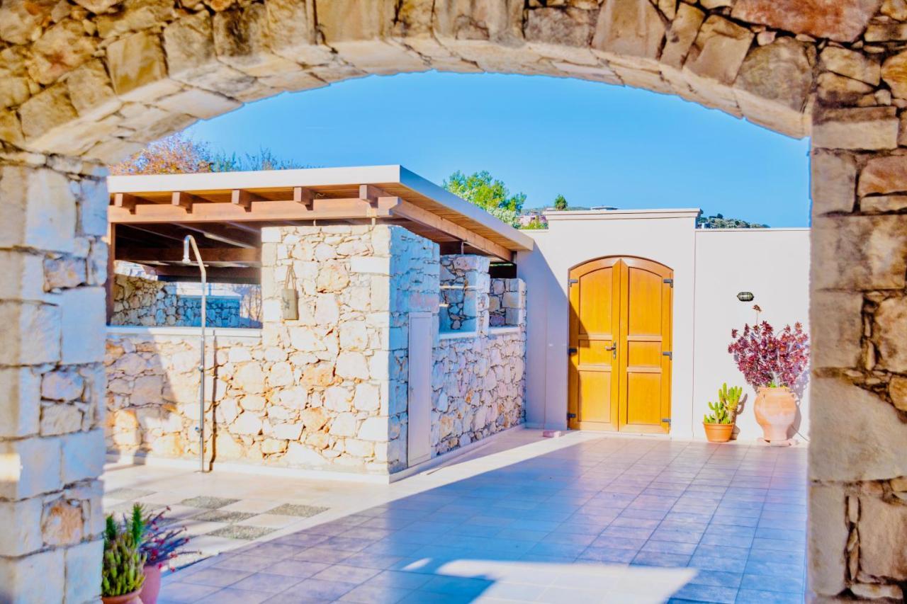 Kiki's Seaview Villa *
