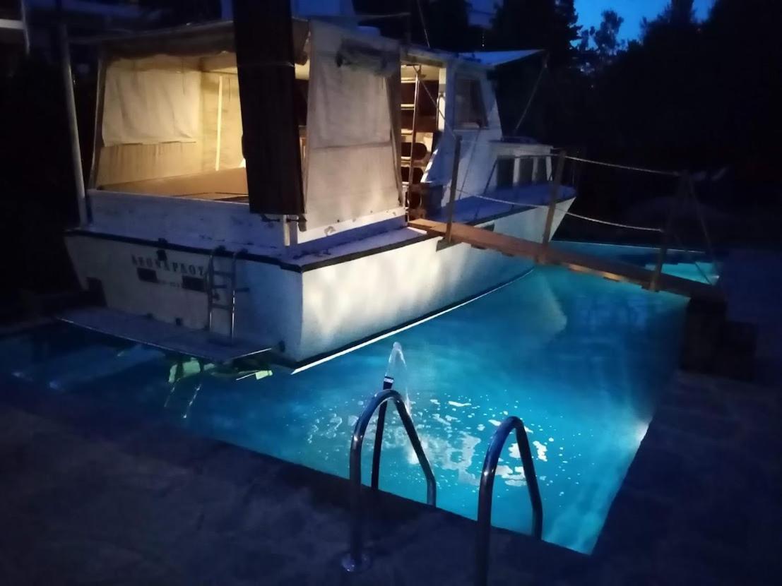 Leonardo, Houseboat In The Pool Holiday home *