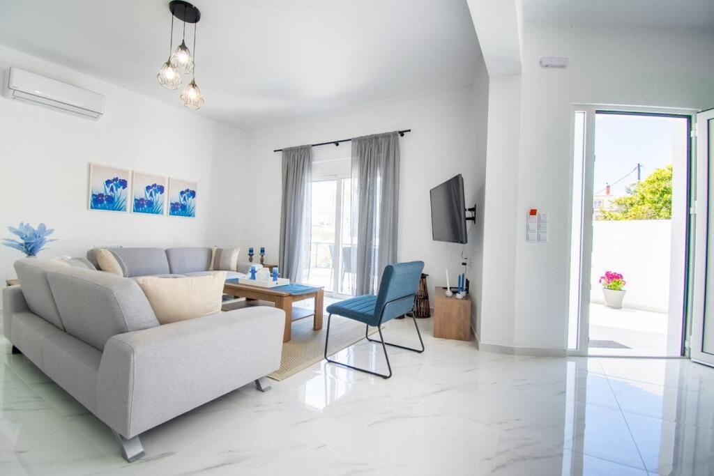 Fileo Family And Friends Living * Archangelos (Rhodes)