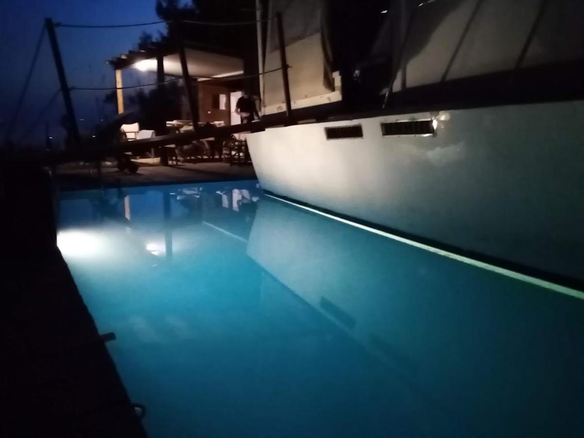 Holiday home Leonardo, Houseboat In The Pool *