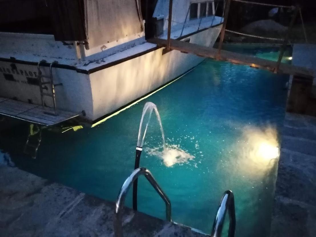 Holiday home Leonardo, Houseboat In The Pool *
