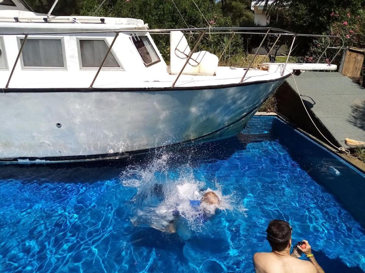Leonardo, Houseboat In The Pool Holiday home