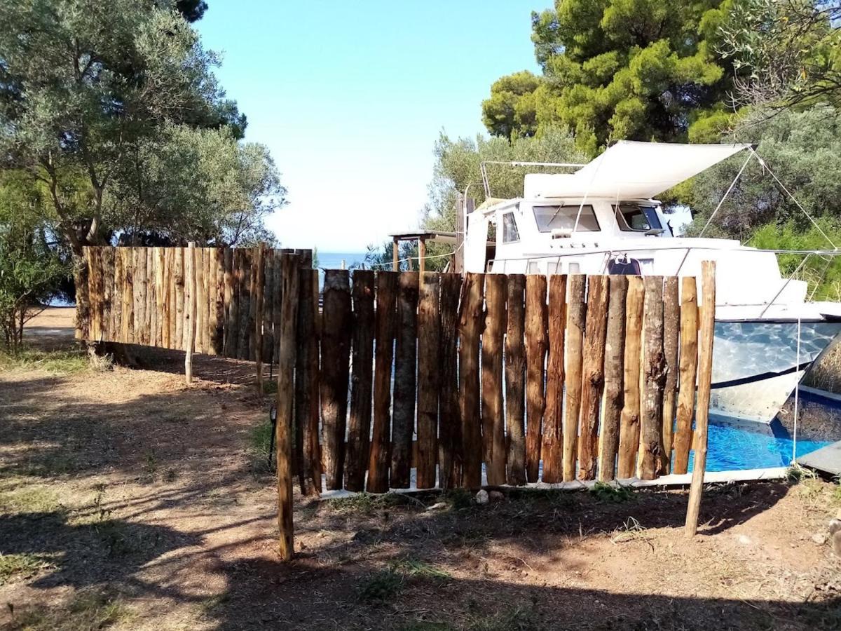 Holiday home Leonardo, Houseboat In The Pool
