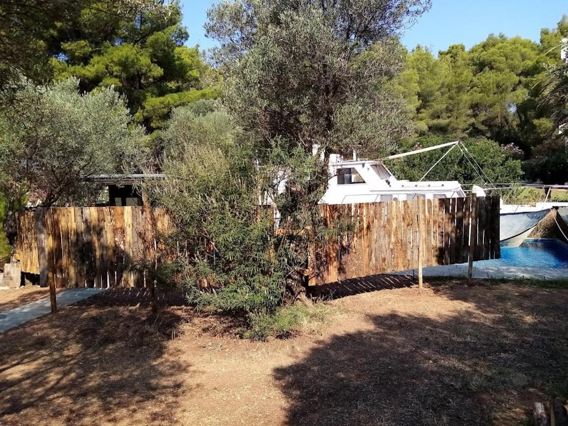 Holiday home Leonardo, Houseboat In The Pool *