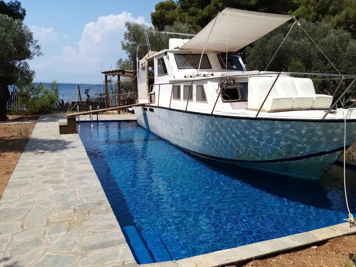 Holiday home Leonardo, Houseboat In The Pool Nikiti (Sithonia)