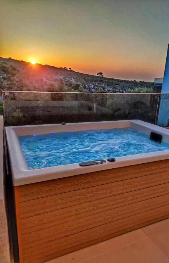 Apartment L A Boutique With Private Hot Tub