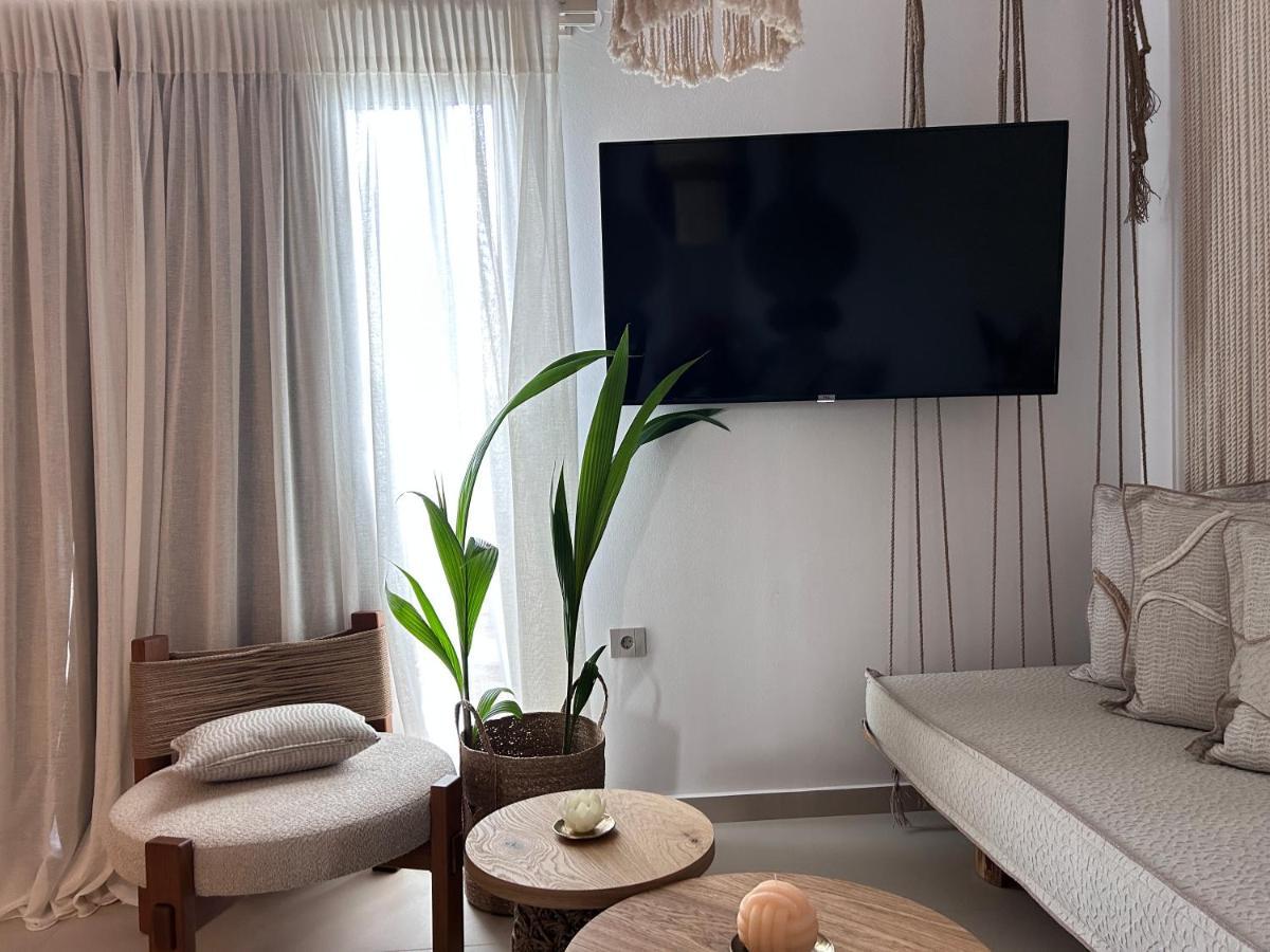 L A Boutique With Private Hot Tub Kalathas