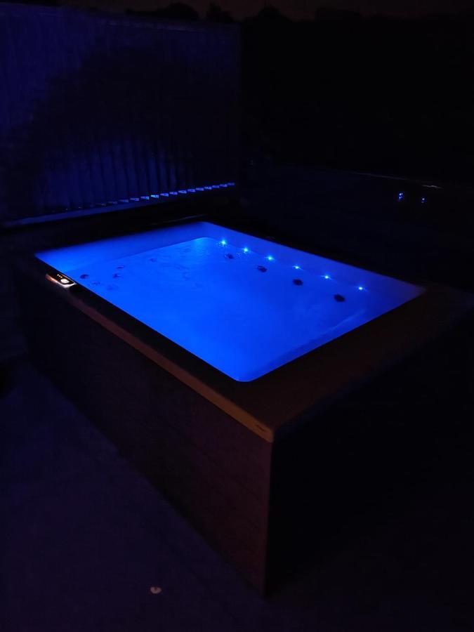 L A Boutique With Private Hot Tub Apartment