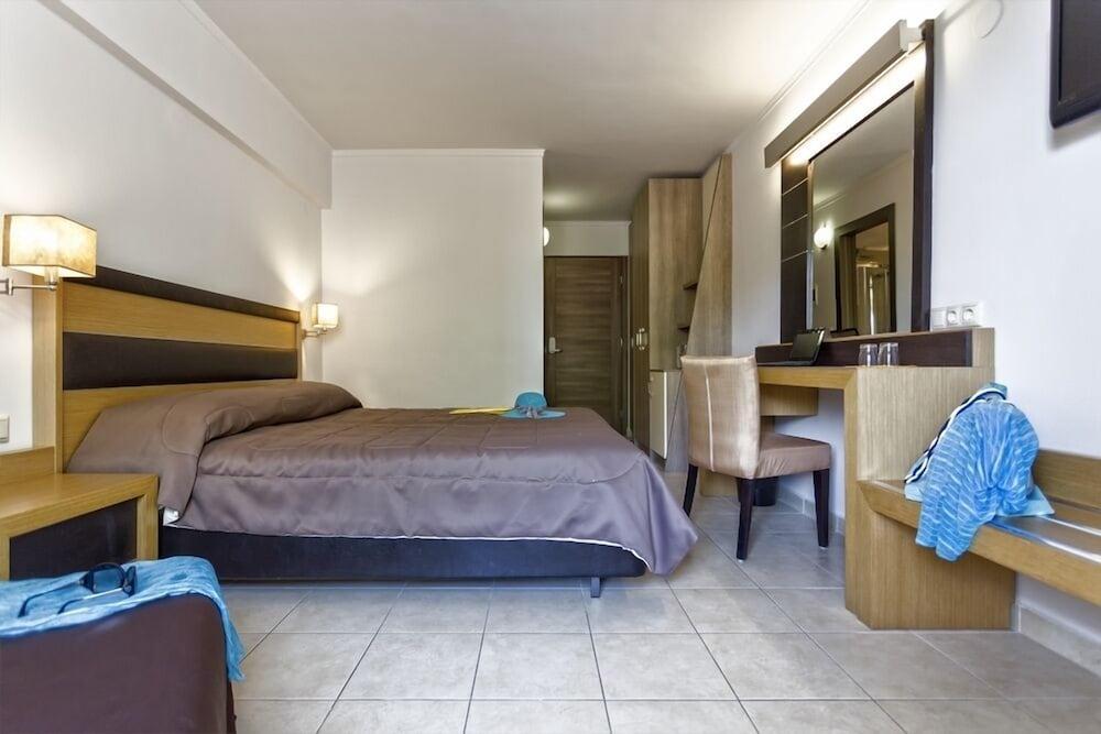 Hotel Lagomandra Beach Hotel 4*