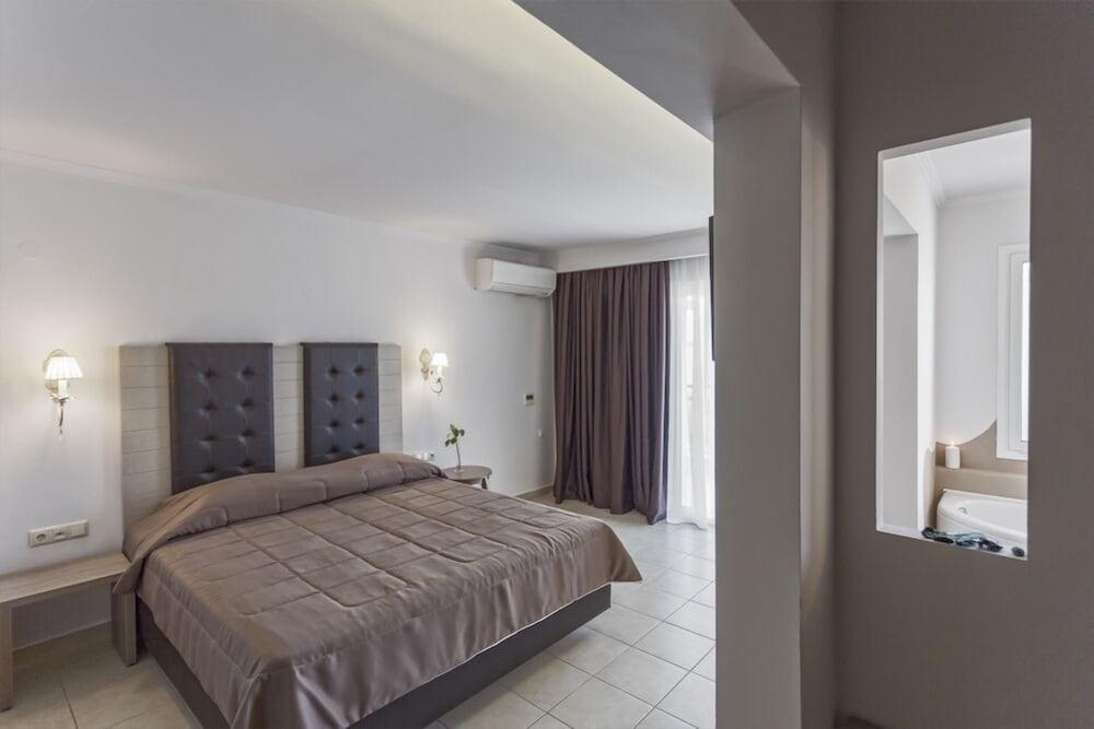 Hotel Lagomandra Beach Hotel 4*