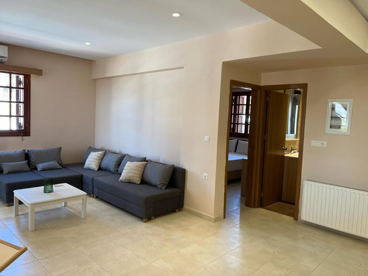 Front House Amaryllis * Lardos