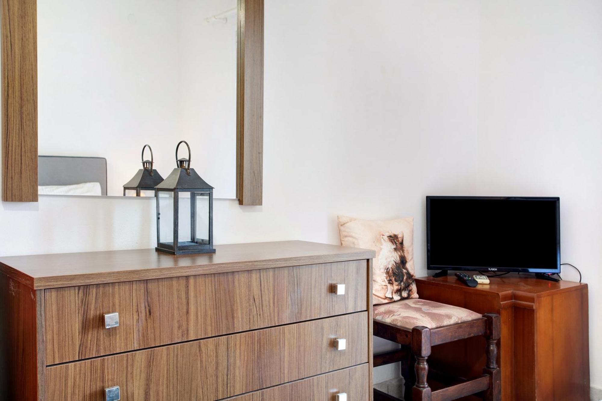 Yiannis Studio 7 *