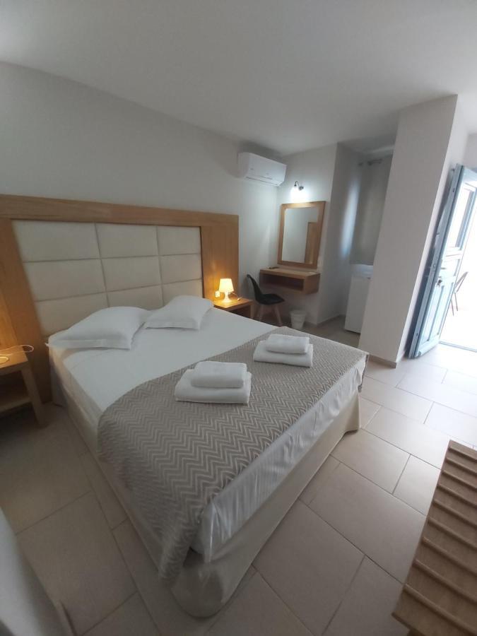 Roussa Center Villa Fira (Santorini)