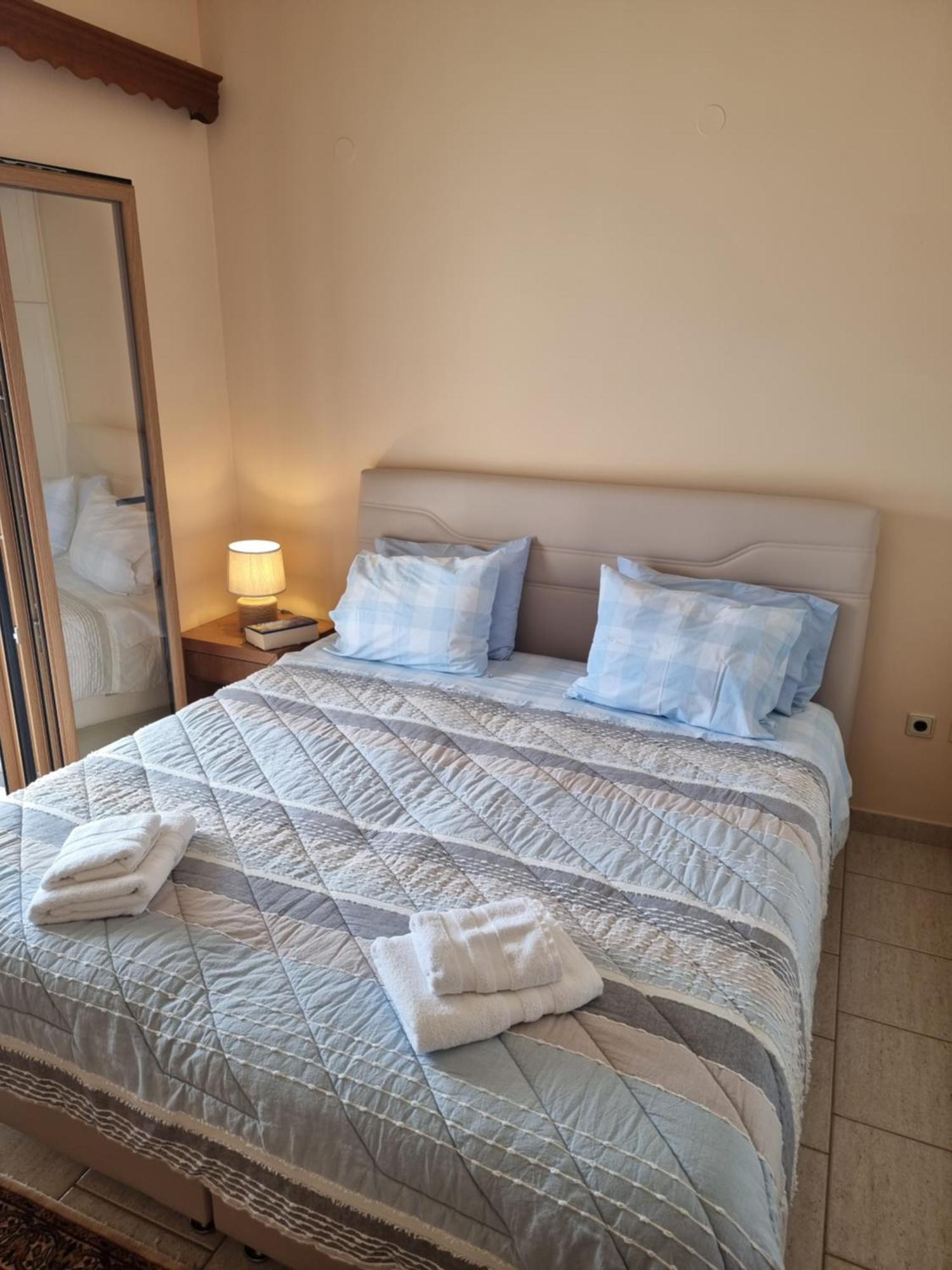 Alexandra's Cozy Sea View Apartment