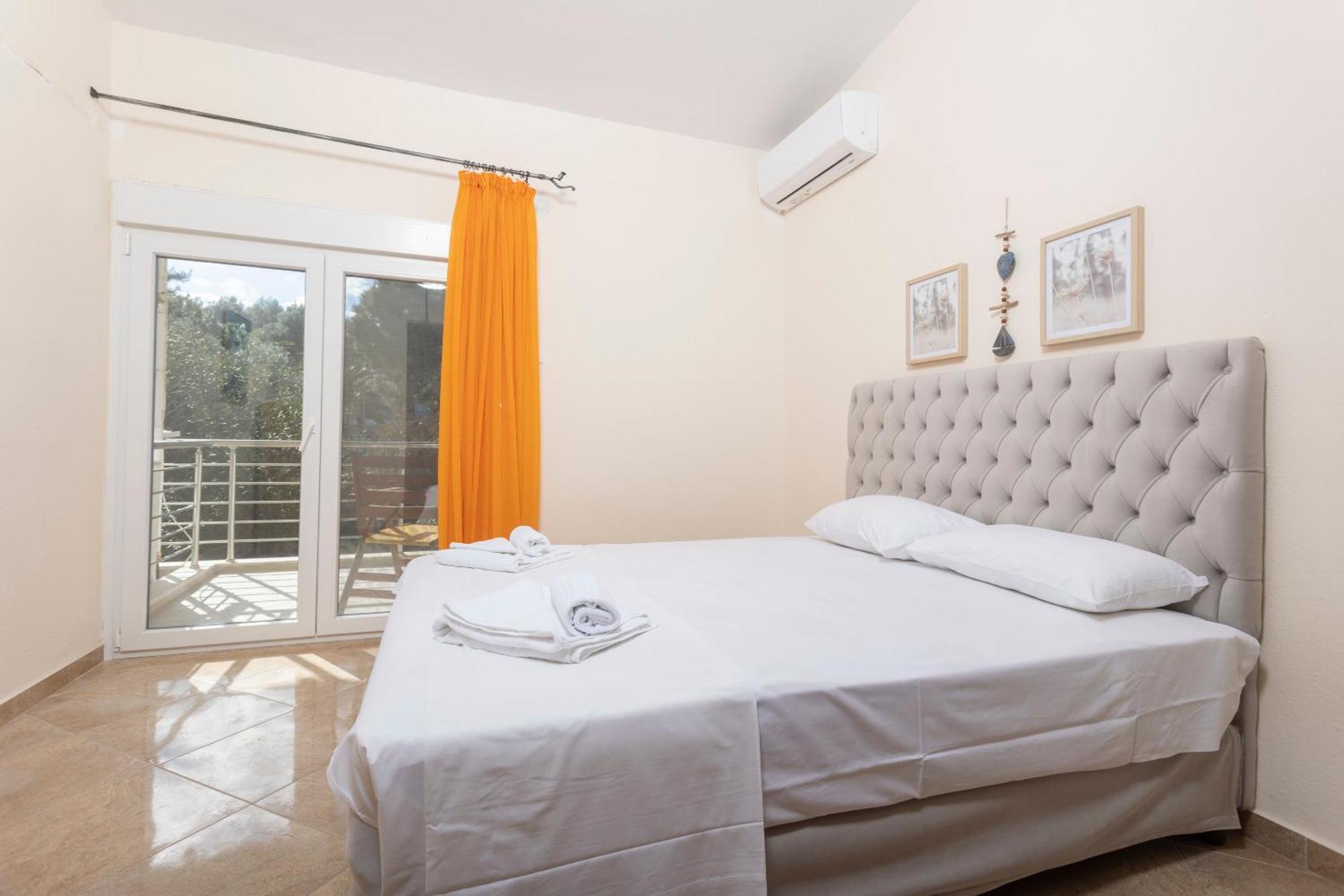 Kapa - Beachfront, 3 Min Walk To Mamalouka Apartment