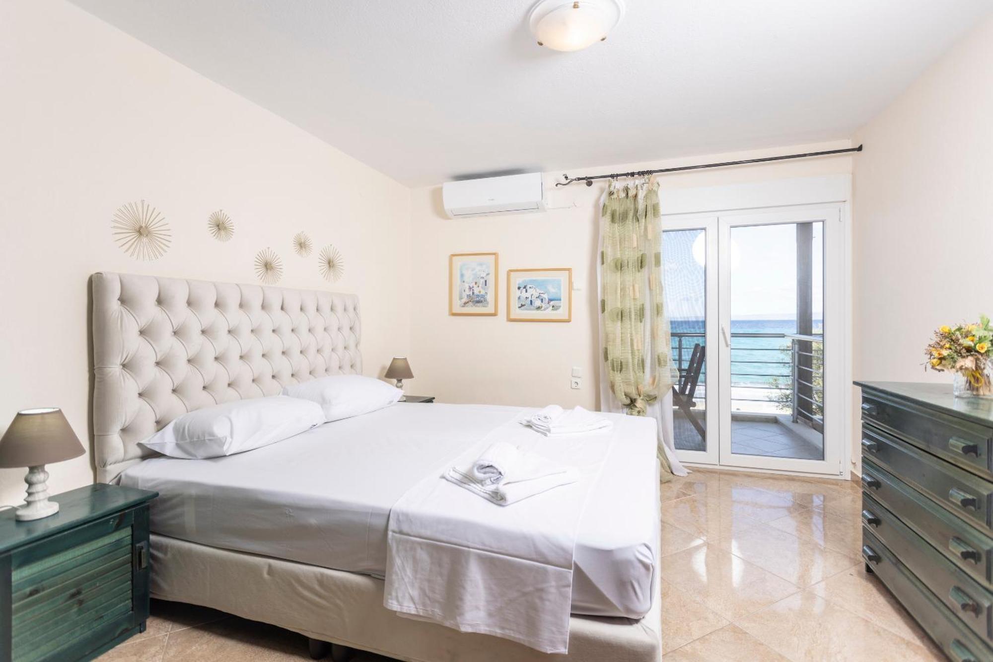 Kapa - Beachfront, 3 Min Walk To Mamalouka Apartment Hanioti