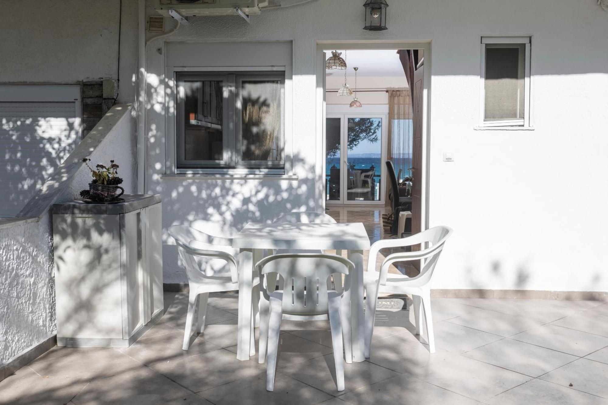 Apartment Kapa - Beachfront, 3 Min Walk To Mamalouka