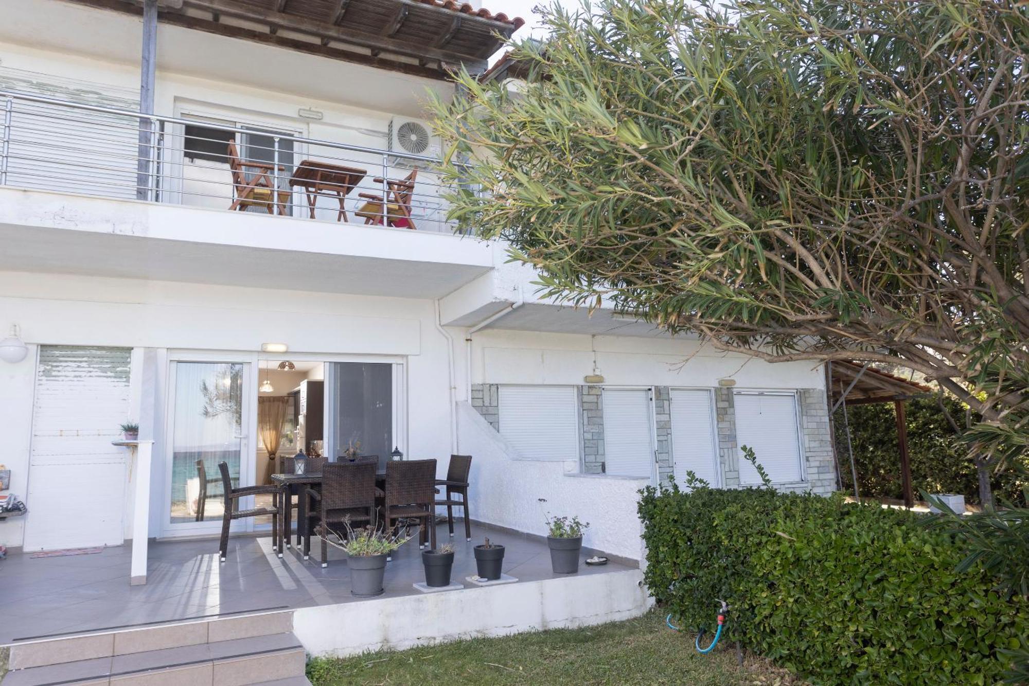 Apartment Kapa - Beachfront, 3 Min Walk To Mamalouka *