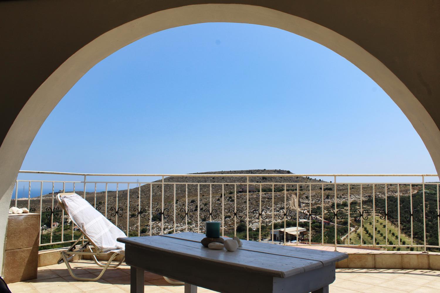 Elia Woodstone Elia (Crete)