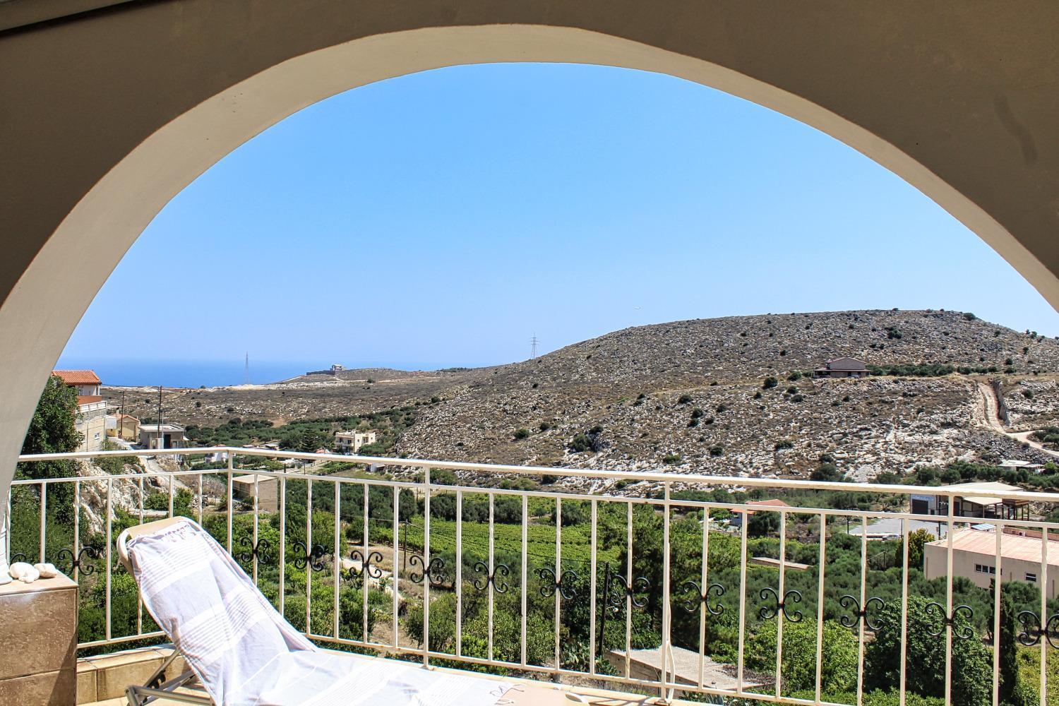 Elia Woodstone Elia (Crete)