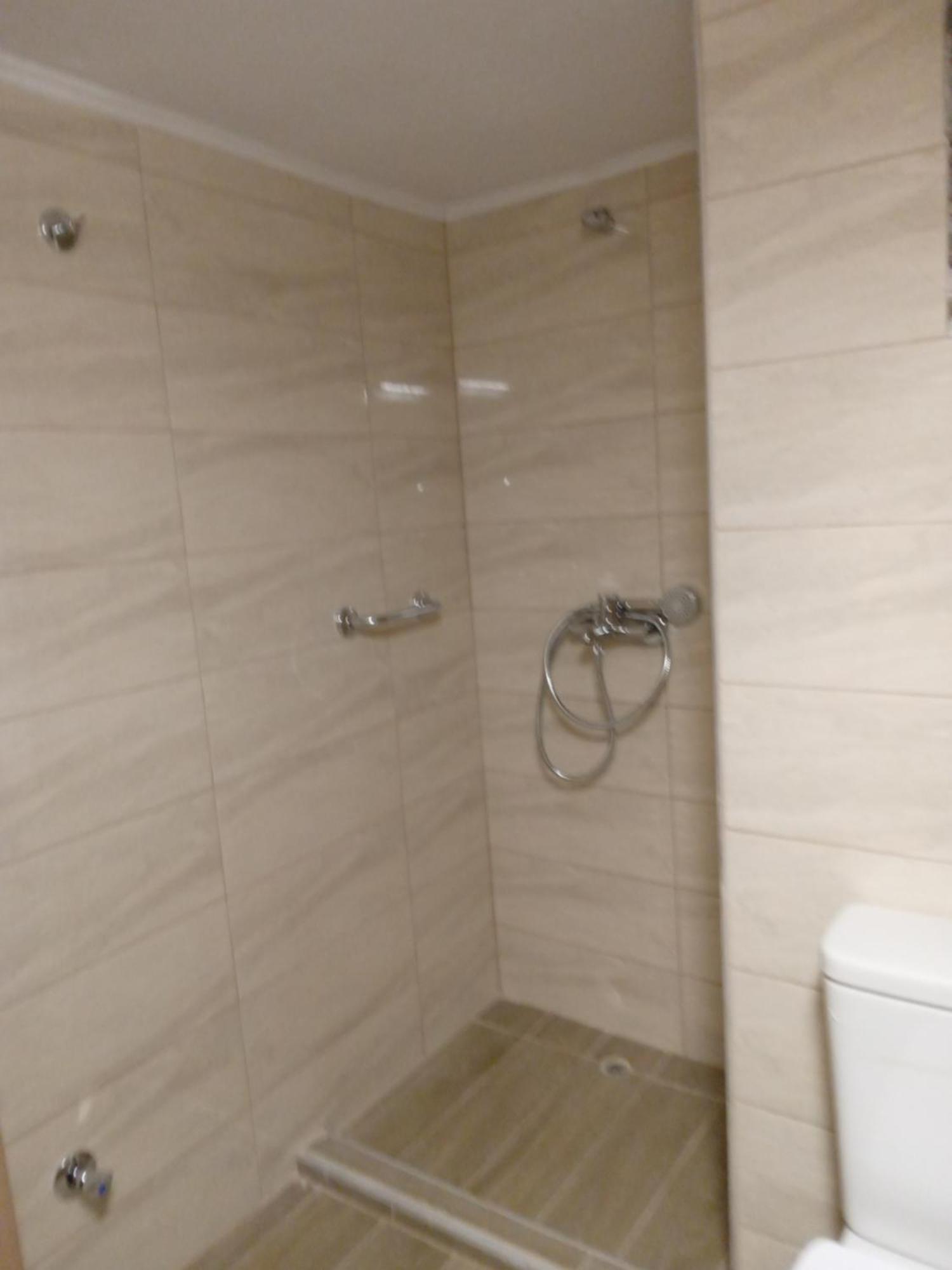 Leonidas Apartment