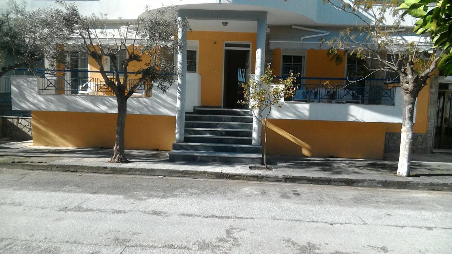 Leonidas Apartment *