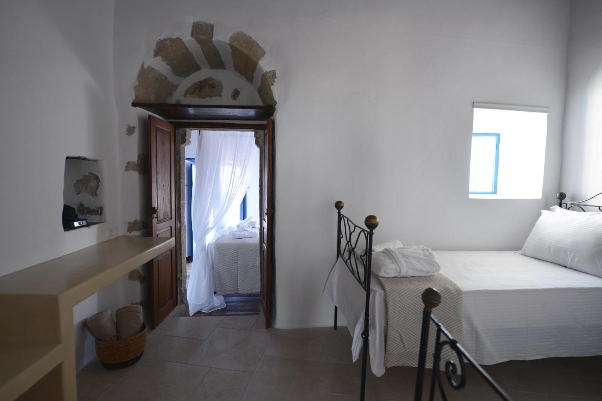 Castrum Traditional Sunset Plaka (Milos)