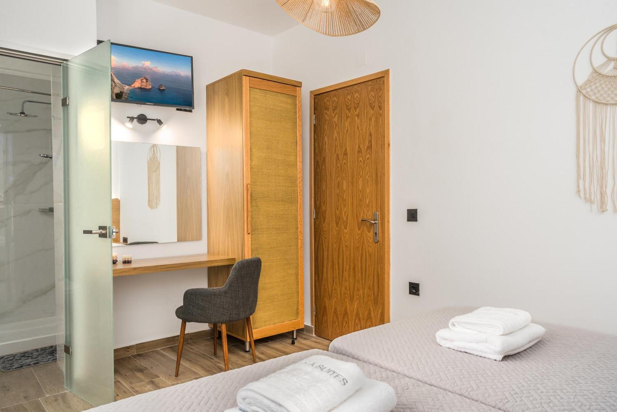 Amoudi Studios Apartments Hotel 3*