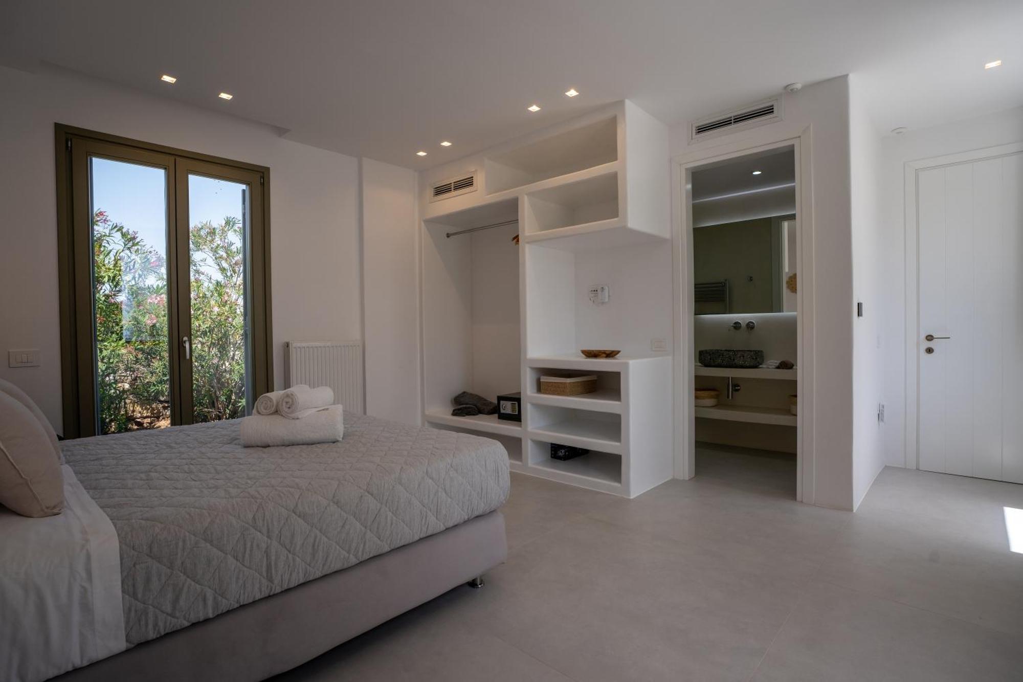 Paros Breeze Luxury