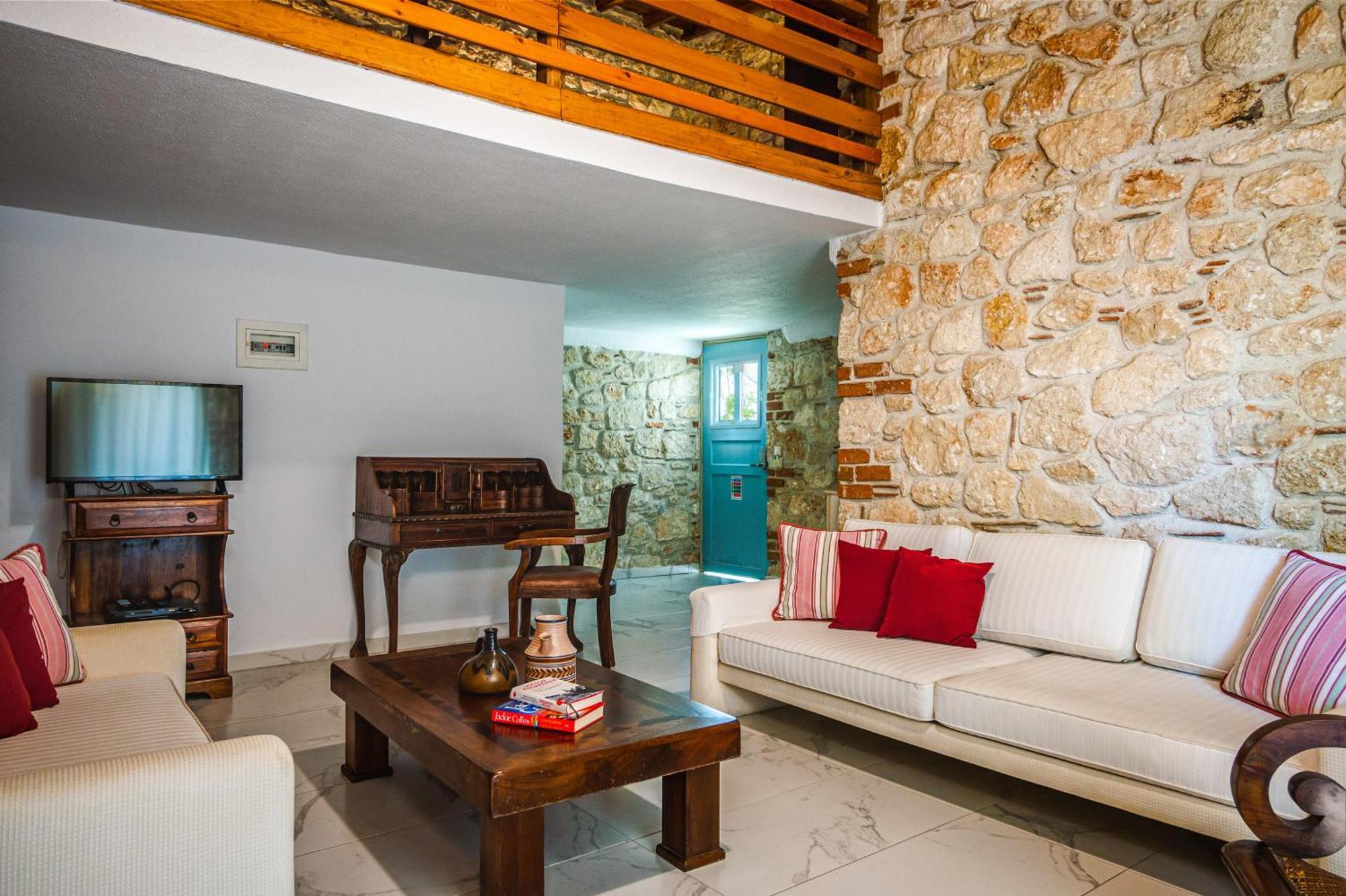 Petrino Eco Village 4* Afytos