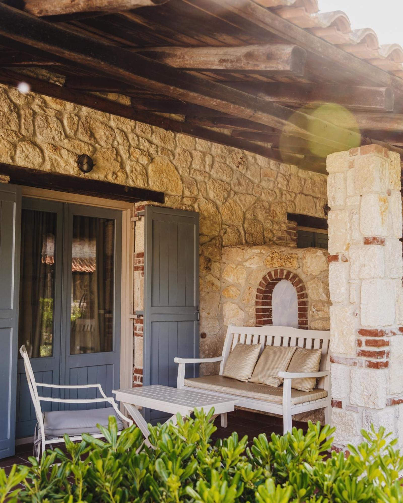 Petrino Eco Village 4*