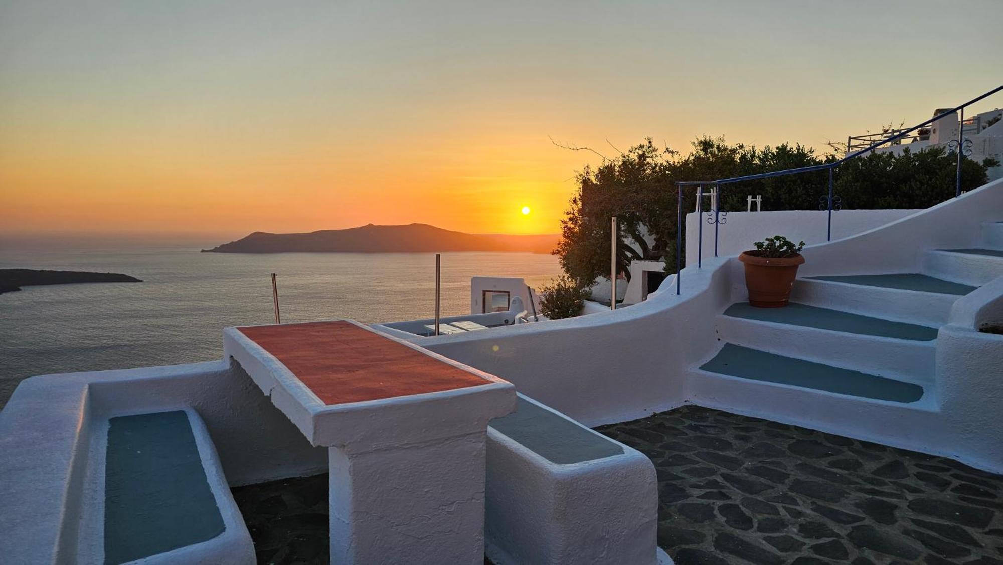 Cactus Cave House On The Caldera
