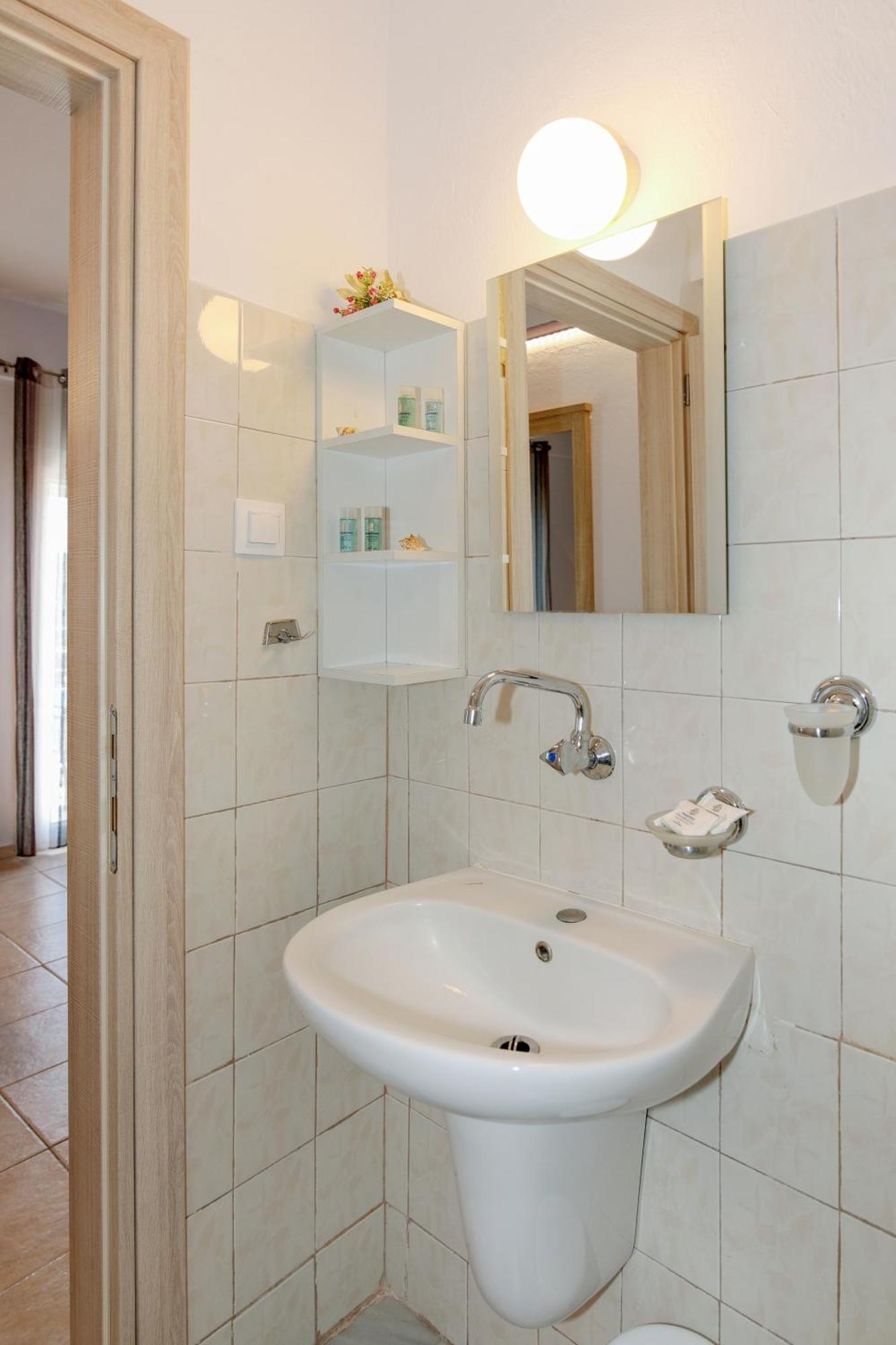 Thea Aparthotel Pyrgadikia