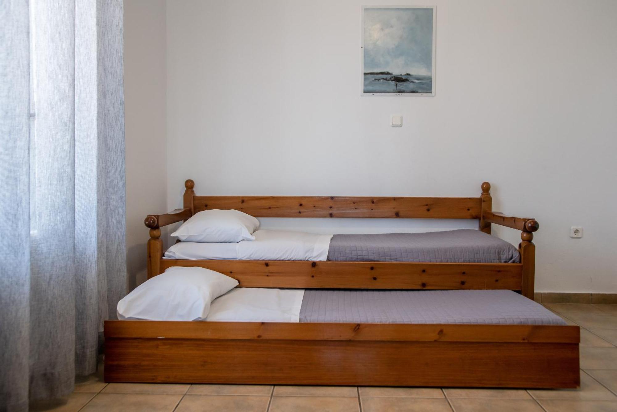 Livadia A * Parikia (Paros)