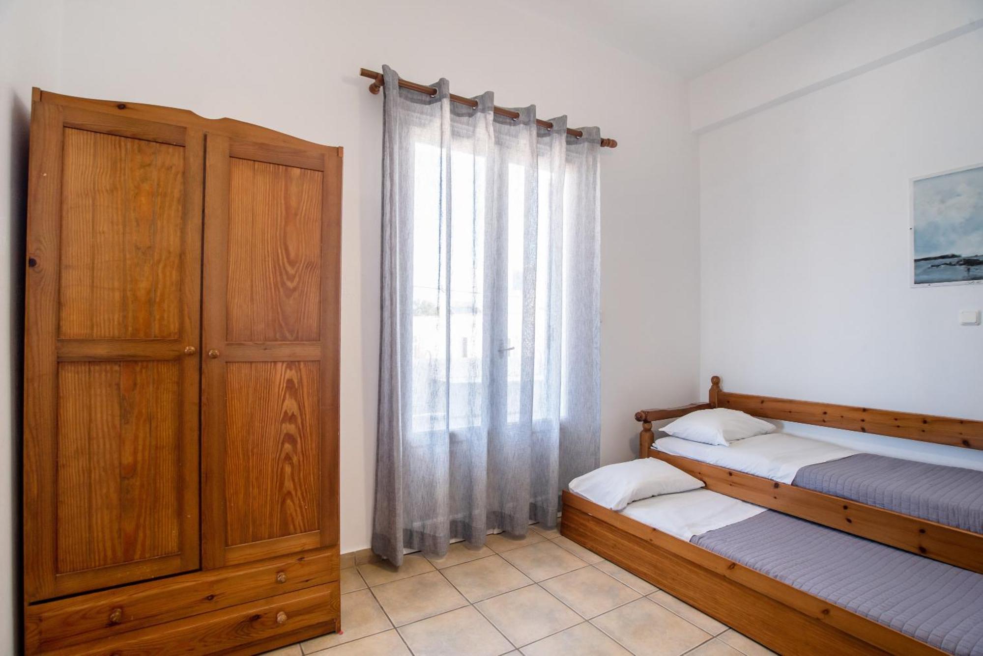 Livadia A * Parikia (Paros)