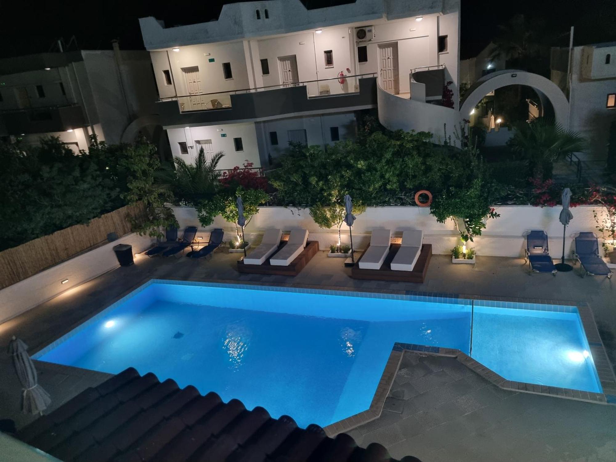 Aparthotel Eloque Simple Living Space Kato Daratso