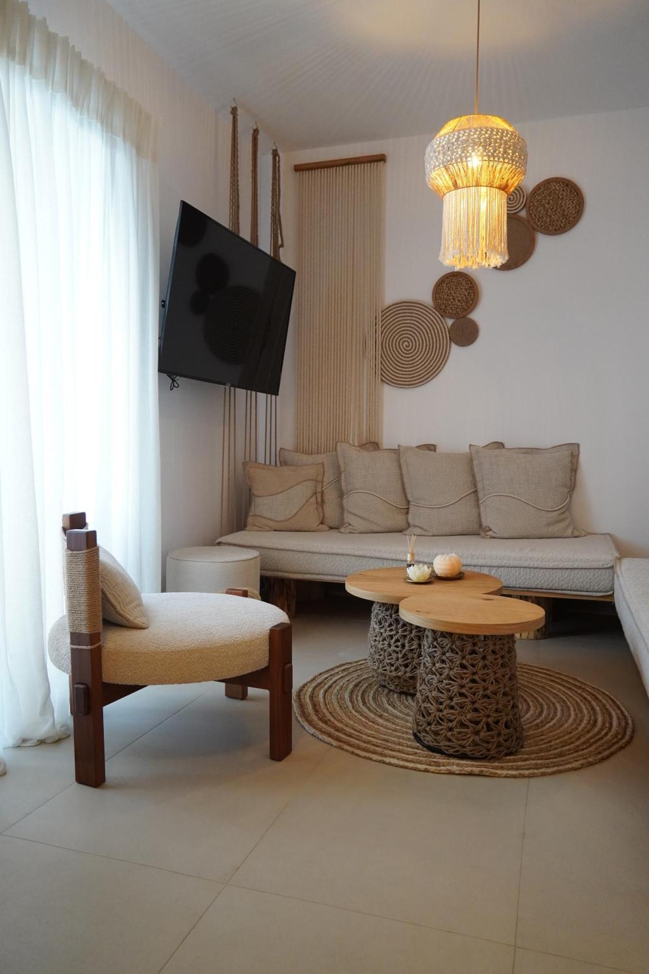 L A Boutique With Private Hot Tub * Kalathas