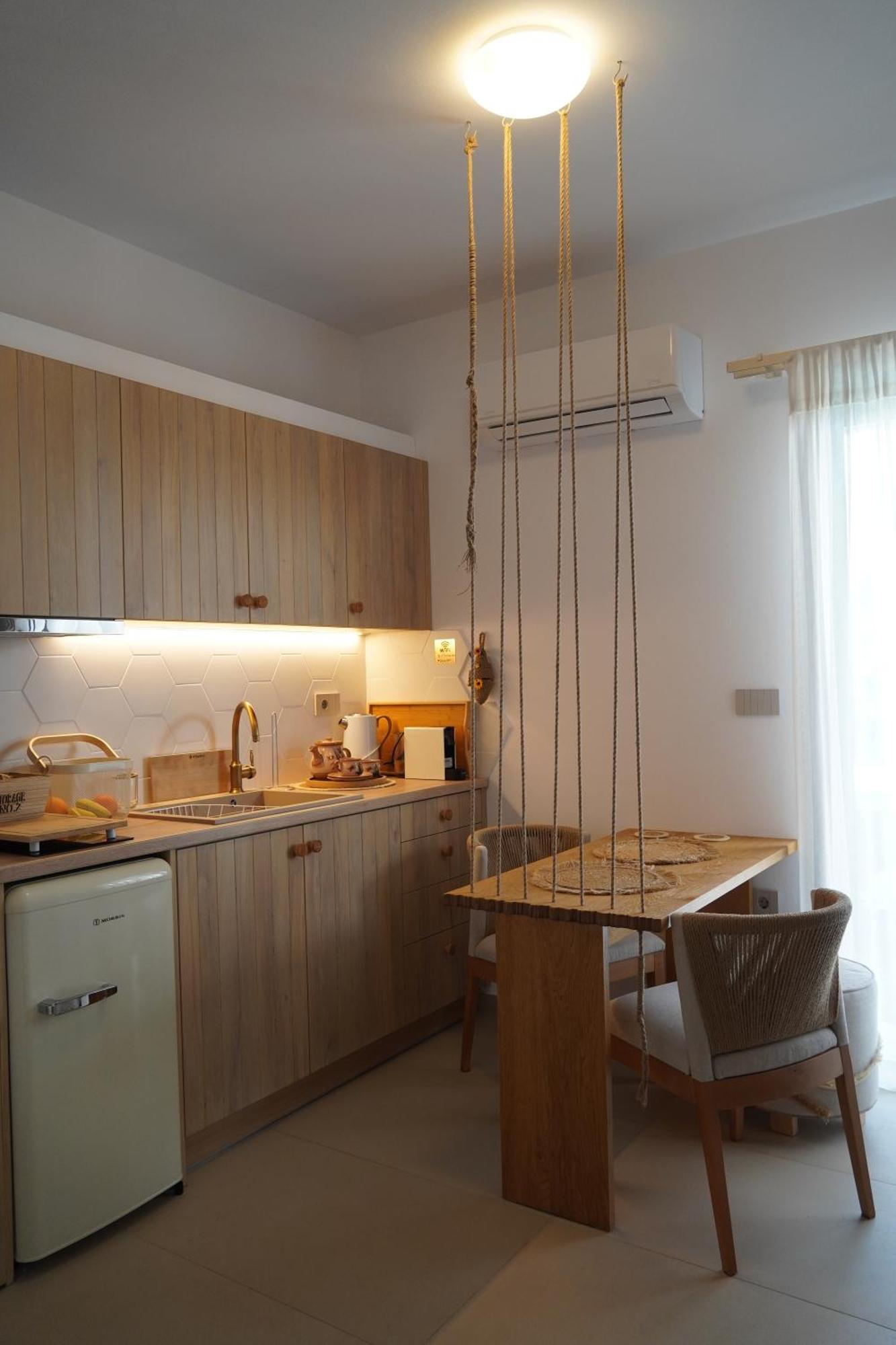 L A Boutique With Private Hot Tub Apartment Kalathas