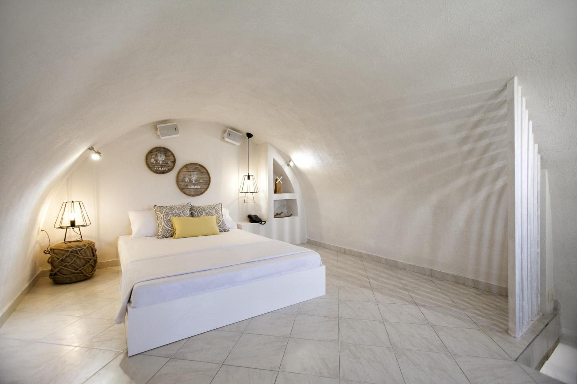 Privee Santorini 2*