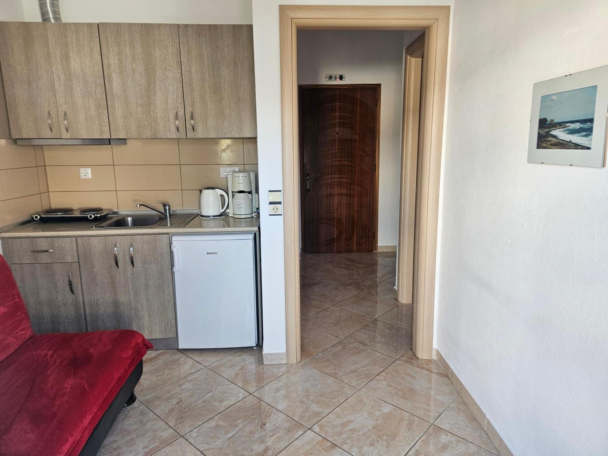 Leonidas Apartment