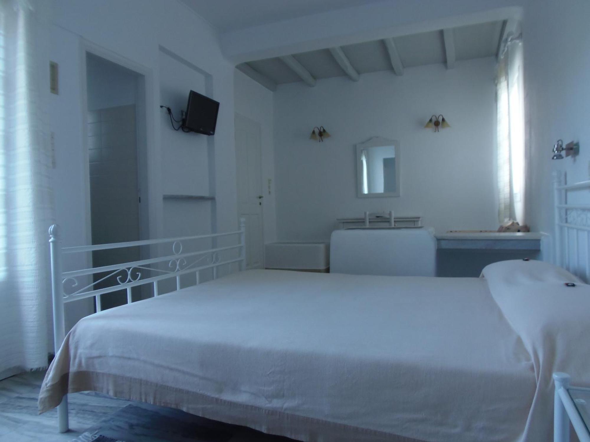 Manos 2* Naousa (Paros)