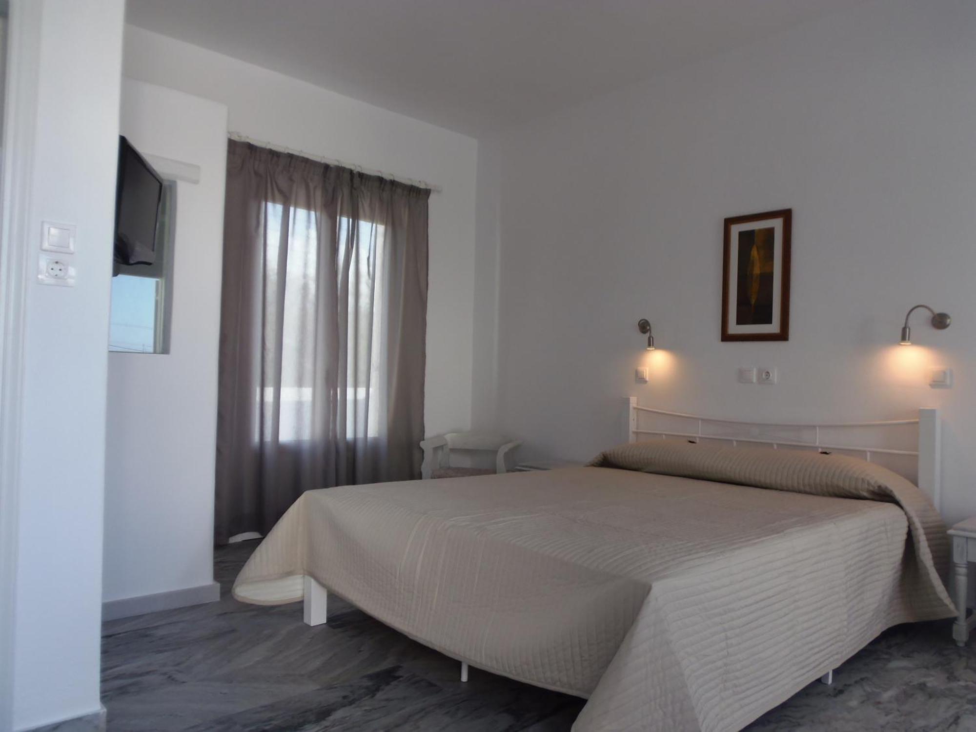 Manos 2* Naousa (Paros)