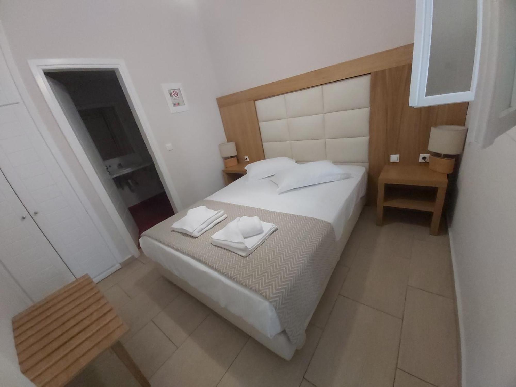 Roussa Center Fira (Santorini)